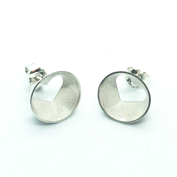 Hõbedased kõrvarõngad, poleeritud. Südame motiiv.