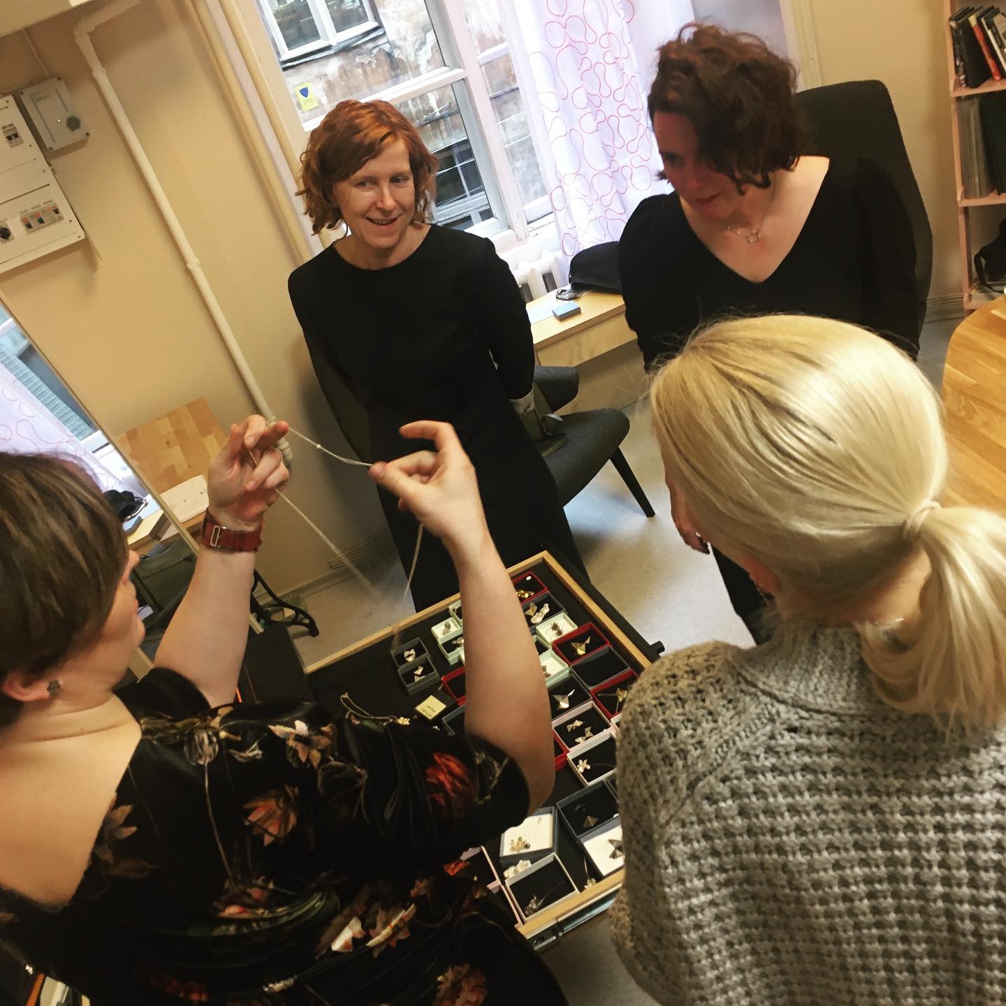 Külalised ehteid proovimas