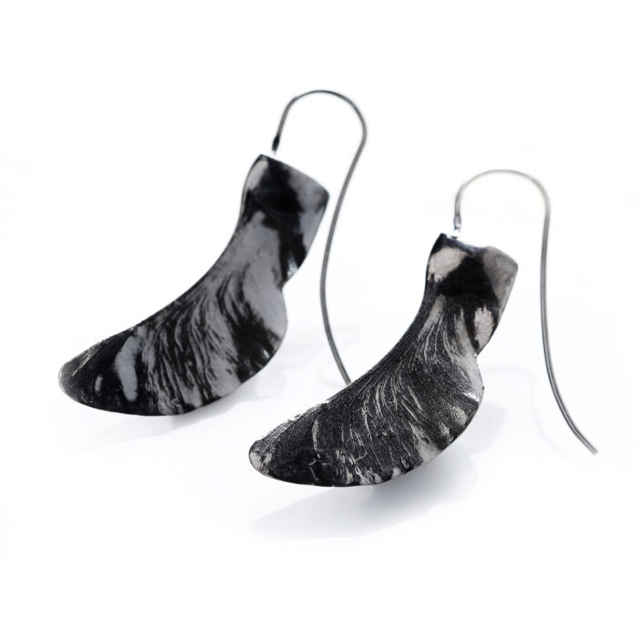 Musta värvi vahtranina kõrvarõngad