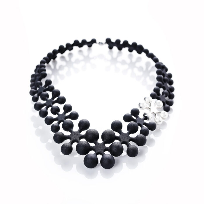 Nix Flores_3D kaelakee must, Anneli tammik